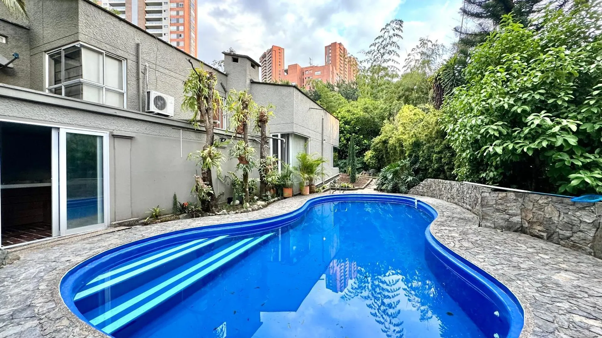 Mansion Br Villa Piscina, Jacuzzi, 6 Min De Provenza Medellin 0*,  Colombia